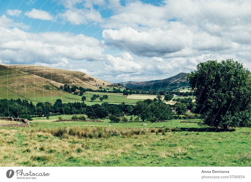 Aufenthalt in Edale während des Sommers Ansicht Großbritannien England Hügel staycation Heimaturlaub lokale Reisen Tal Landschaft malerisch Natur Derbyshire