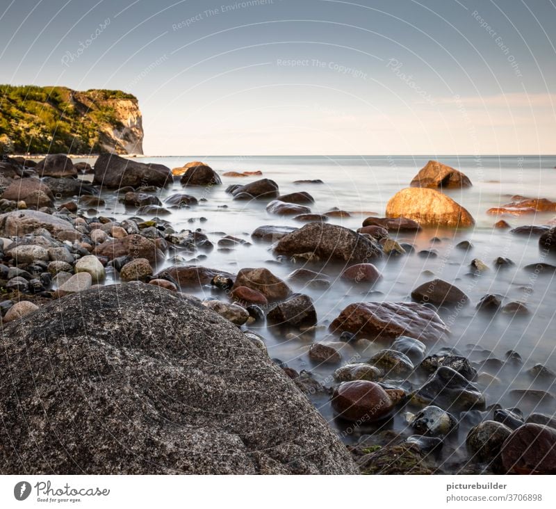 Steine am Strand Meer Küste Wasser Ufer Tag Langzeitbelichtung Himmel Horizont blau maritim Natur Wolken Meereslandschaft Sommer Felsen im Freien Küstenlinie