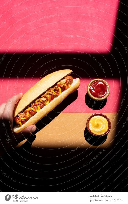 Frankfurter Hot Dog mit Senf und Ketchup Nahaufnahme kulinarisch Zickzack Belegtes Brot weiner Hintergrund frankfurter Wurstwaren Snack Mittagessen Brötchen