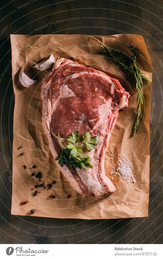 Rohes Fleisch auf dem Tisch mit verschiedenen Zutaten roh Rindfleisch Gewürz Bestandteil Gemüse Ordnung Küche Spielfigur Handwerk Papier frisch oliv Erdöl