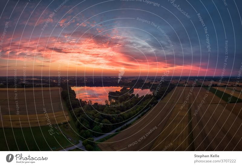 Luftpanorama der Landschaft mit einem schönen Sonnenaufgang am frühen Sommermorgen. See Umwelt Sonnenlicht Feld Hintergrund Natur Baum Wasser Silhouette Ansicht