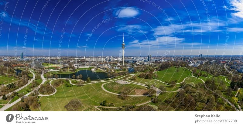 Beliebter Blick über die bayerische Landeshauptstadt als Drohnenschuss-Panorama im Frühling, Wohlfühlen und Genießen. München Antenne Schönheit blau Himmel