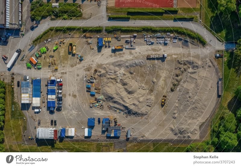 Baugebiet aus der Draufsicht einer Drohne Konstruktion aera Top Ansicht Dröhnen Arbeit Bagger Container Sand Erde bauen nach oben Verkehr Laufwerk neu hoch