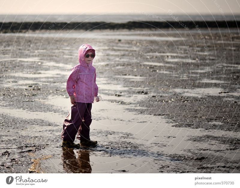 Mädchen im Watt Spielen Ferien & Urlaub & Reisen Ferne Sommer Sommerurlaub Sonne Strand Meer 1 Mensch 3-8 Jahre Kind Kindheit Sand Wasser Wolken Horizont Küste