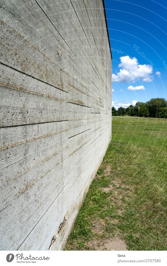 Teilung | Gefängnismauer Mauer Außenaufnahme Ausgrenzung Hindernis Hamburg Neuengamme Wiese wegsperren Grenze Justiz u. Gerichte Justizvollzugsanstalt gefangen