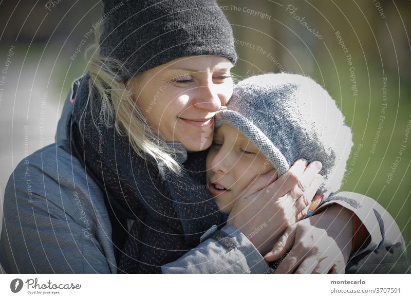 Junge frau hält und drückt innig ihren sohn Außenaufnahme Generation Kind Zuneigung Frau Mutter Sohn Glück Verantwortung Porträt Tag ruhig Farbfoto authentisch