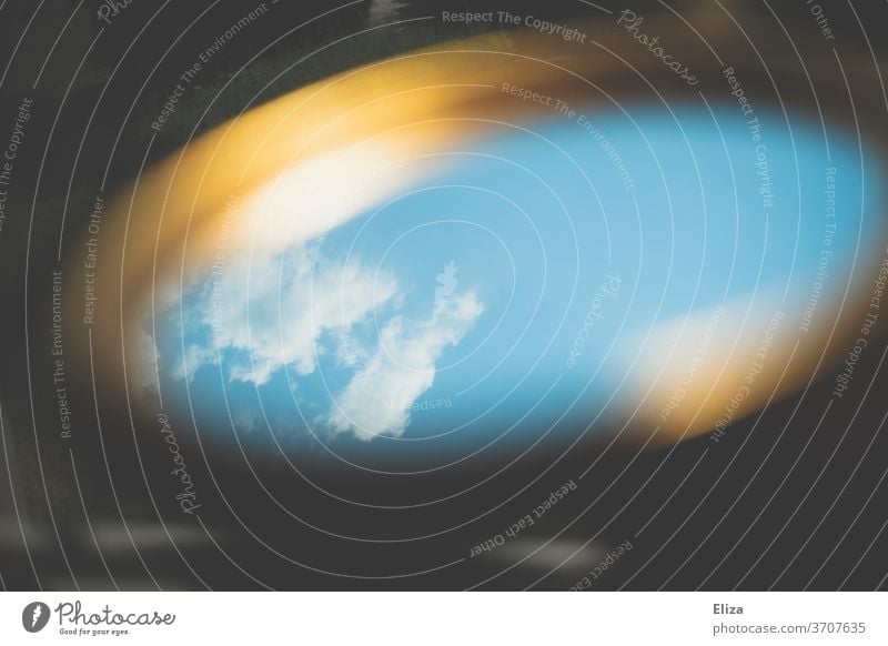 Ein kleines Stück Himmel - gespiegelt in einem Spiegel mit Goldrand Fenster Einblick blau Wolken verträumt rund Detailaufnahme surreal oval golden Spiegelung