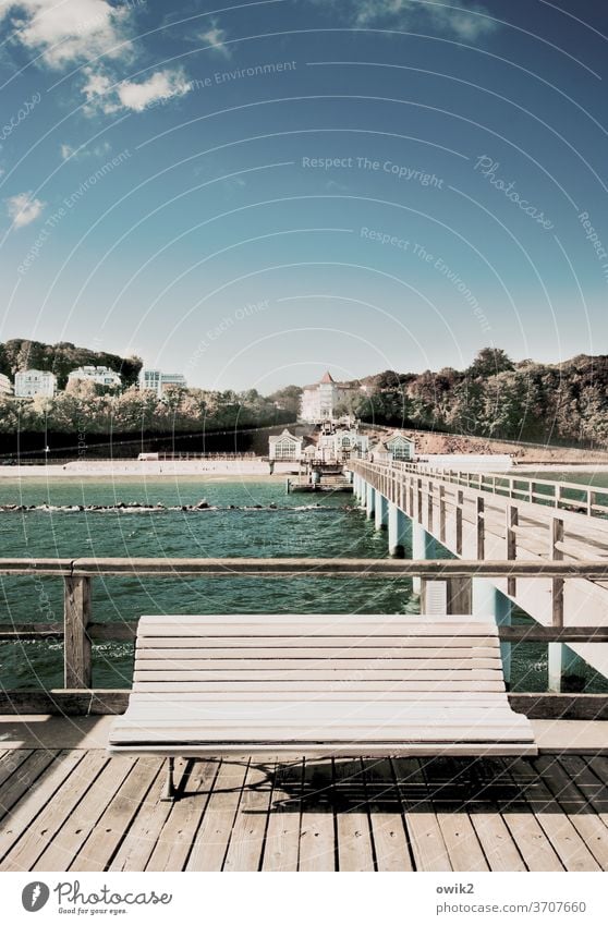 Sellin Seebrücke Ostsee Schönes Wetter Idylle Himmel Wasser Farbfoto Außenaufnahme Textfreiraum oben Sonnenlicht Rügen Brückengeländer maritim