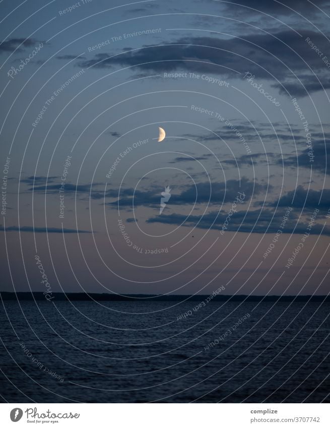 Halbmond See Mond Sichel Mondsichel Gewässer Romantik Sommernacht Finnland Skandinavien Norden Wolken Abendrot Nacht Dämmerung Wellen Strand