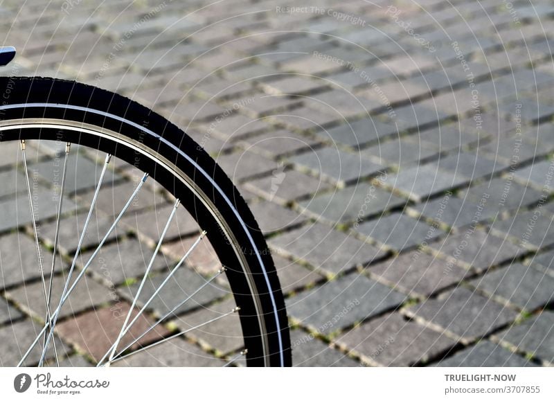 Sehr Fahrrad freundlich ist das neue Pflaster aus Natursteinen auf dem Alten Markt, wo der Ausschnitt  eines Vorderrades auf den Steinen das harmonische Zusammenspiel bestätigt