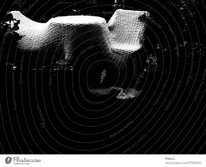 Trotz noch brütender Hitze waren die Terrassenmöbel zu ihrer Überraschung plötzlich in einen warmen Wollteppich eingemummelt. Dachterrasse Teppich gestrickt
