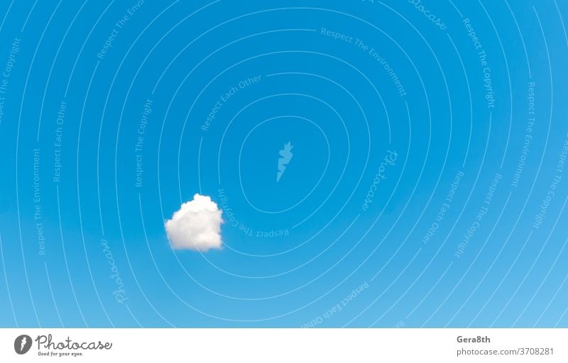 eine weiße Wolke gegen einen blauen Himmel abstrakt allein Atmosphäre Hintergrund Blauer Himmel hell Sauberkeit übersichtlich klarer Tag Klarer Himmel Klima