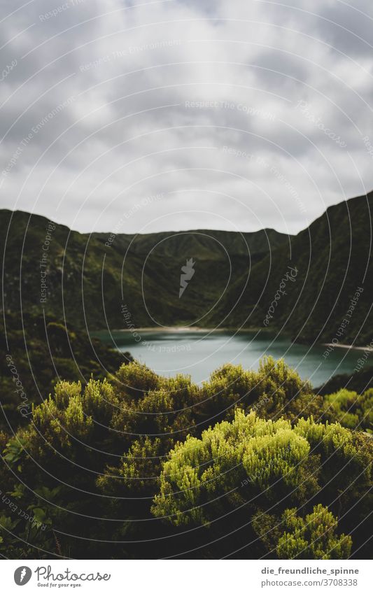 Vulkansee I See Landschaft Natur Außenaufnahme Berge u. Gebirge Wasser Farbfoto Tag blau Himmel Hügel Wolken Felsen Umwelt grün Sommer Stein Ferne Erde