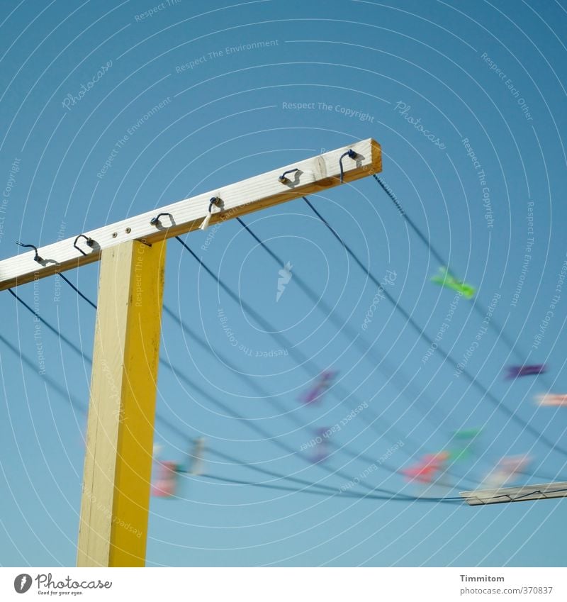 Windspiel. Ferien & Urlaub & Reisen Himmel Wolkenloser Himmel Schönes Wetter Dänemark Wäscheleine Holz schaukeln einfach Fröhlichkeit blau gelb Bewegung unruhig