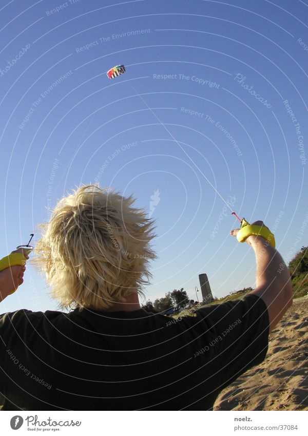 STRAND | LENKDRACHEN Strand Lenkdrachen blond Sommer T-Shirt Mann lenkmatte Haare & Frisuren Sand Blauer Himmel