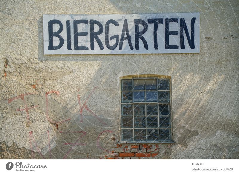 Für die heißen Tage: Biergarten Haus Wand Hauswand Schild Werbung Fenster Glasbaustein Fassade Graffiti Mauer mauerwerk Putz putzschaden abbröckeln