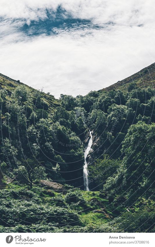 Aber Falls oder in Walisisch Rhaeadr Fawr snowdonia aber fällt walisisch Wasserfall von Abergwyngregyn Gwynedd Gipfel Wales Himmel Landschaft Dorf