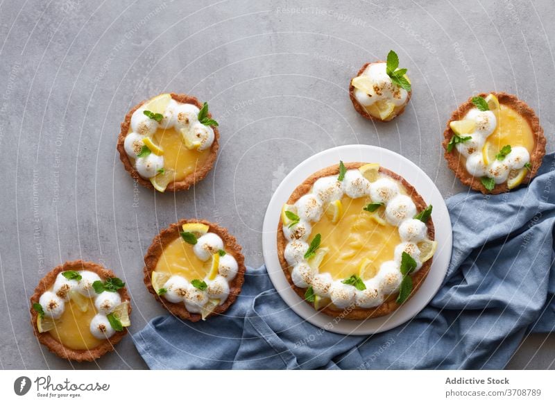 Leckerer Zitronenkuchen mit Baiser Pasteten Gebäck süß Torte Kuchen Dessert Schaumgebäck Lebensmittel lecker selbstgemacht Minze Zimt geschmackvoll gebacken