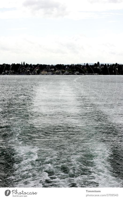 Wegfahren und zurückschauen Bodensee Wasser Schifffahrt Ortschaft Hügel Ufer wegfahren Wellen Gischt See Wolken Himmel Ferien & Urlaub & Reisen Horizont