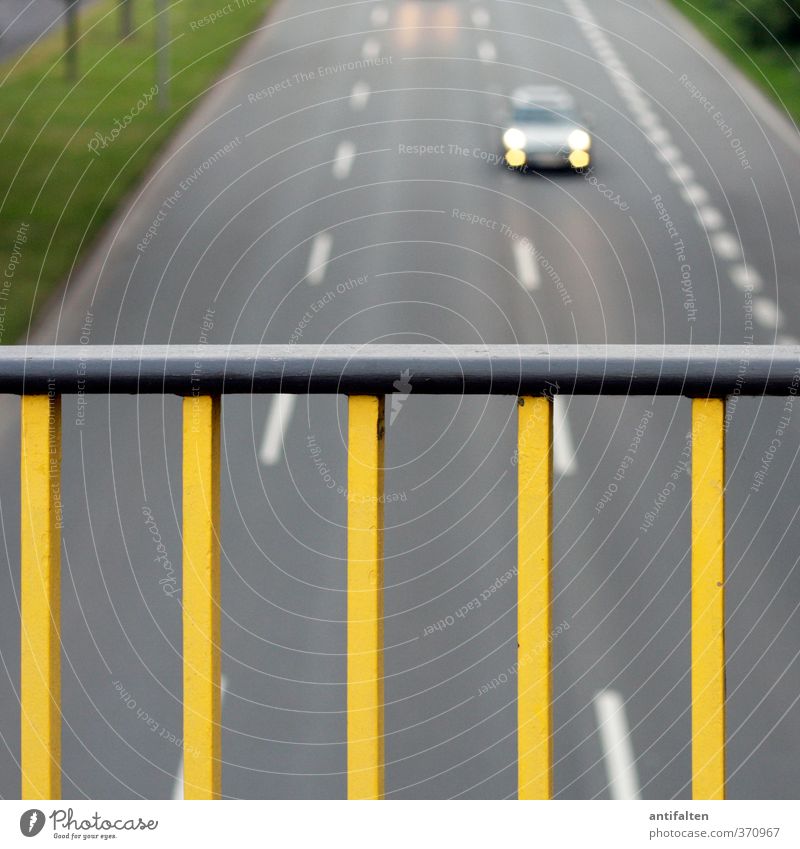 Autofahren in Düsseldorf Gras Seitenstreifen Stadt Stadtrand Verkehr Verkehrsmittel Verkehrswege Berufsverkehr Verkehrsstau Straße Autobahn Hochstraße Brücke