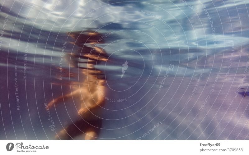 Unterwasseransicht von Menschen, die ein Schwimmbad genießen unter Wasser blau Pool schwimmen Baden Ertrinken unten Textur winken kräuselte unbegrenzt