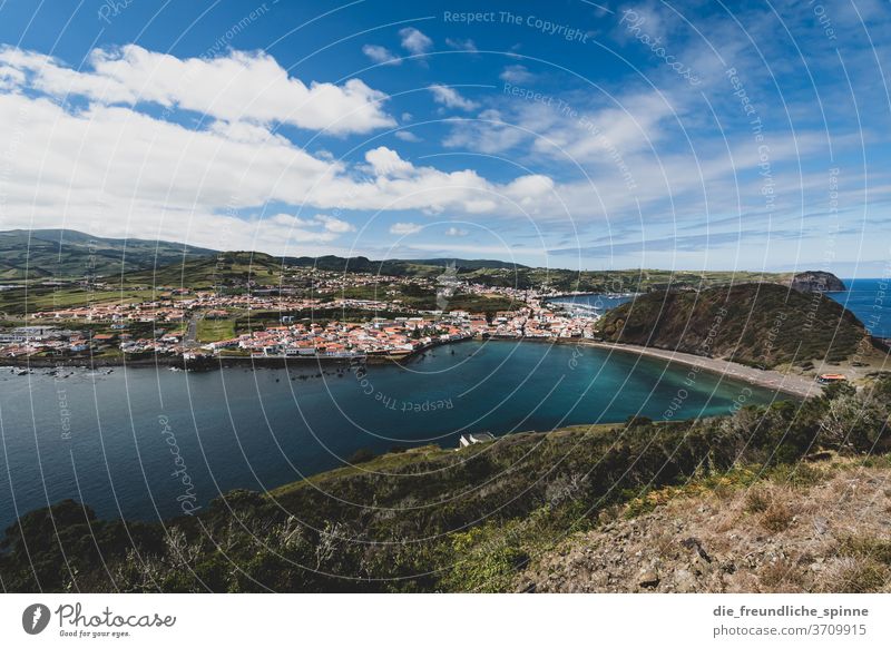 Azorenküste III Küste Meer Atlantik Stein Vulkan grün himmel wolken Menschenleer Himmel Natur Wasser blau Felsen Außenaufnahme Farbfoto Steilküste Wolken