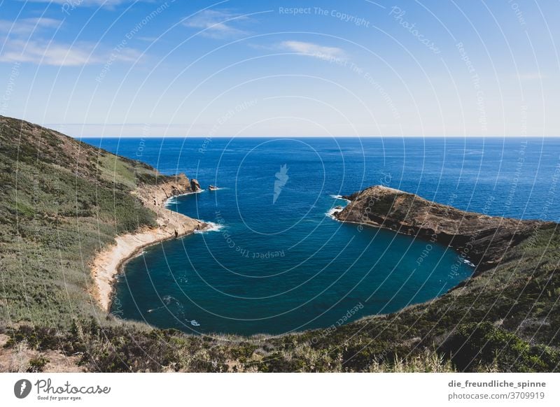 Azorenküste II Küste Meer Atlantik Stein Vulkan grün himmel wolken Menschenleer Himmel Natur Wasser blau Felsen Außenaufnahme Farbfoto Steilküste Wolken