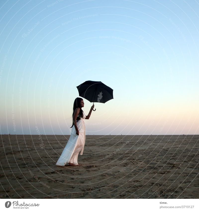 Arabella frau kleid schirm küste himmel abend raum weite genießen stehen erholen strand sand horizont langhaarig dunkelhaarig abendlicht fernweh melancholie