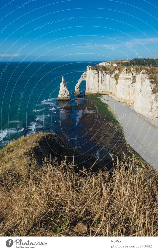 Steilküste in der Normandie. Kanalküste Meer Felsen Stein Seestaat Strand Küste MEER Frankreich Nordsee Sandstrand Urlaub Küstenwanderung Erholung Ruhe