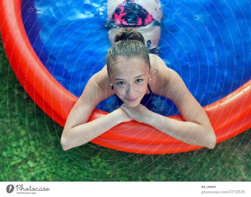 Mädchen im Planschbecken von oben Pool Wasser blau Sommer Urlaub Erholung Schwimmbad Frau Schwimmen & Baden Außenaufnahme nass feminin Reflexion & Spiegelung