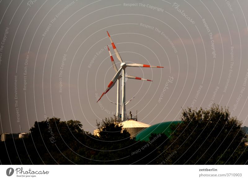 Ungefähr zwei Windräder hintereinander autobahn kleinstadt soest urban windenergie windrad ferien sommerferien himmelblau wolkenlos weitsicht horizont ferne