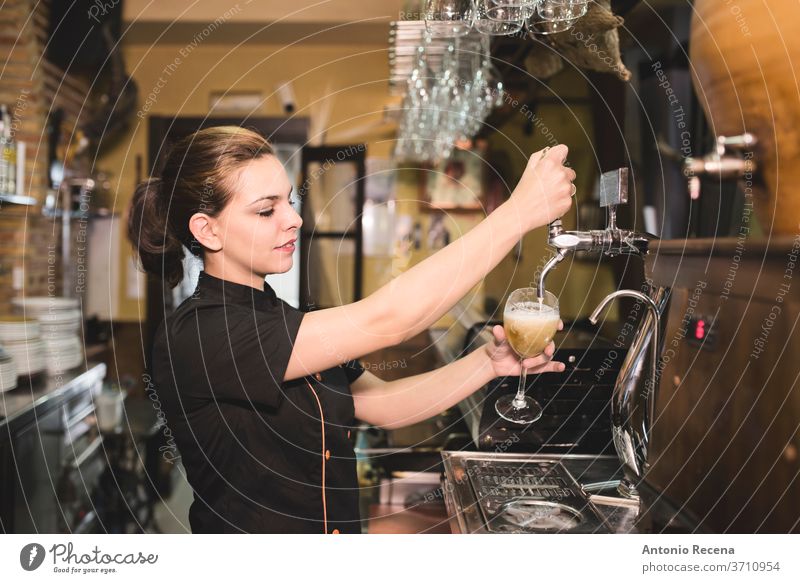 Kellnerin zapft Zapfhahn-Bier in einer Bar Pub Frau Gewindebohren 30-35 Jahre Erwachsene Alkohol Andalusia Barkeeper Glas Kaukasier Farbe Bild Gerichte trinken