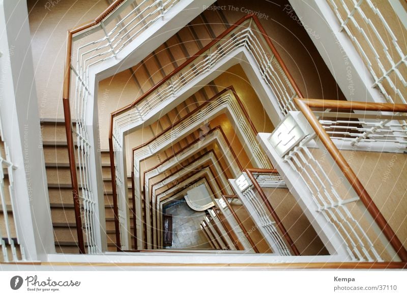 Gotenhof inside Treppenhaus aufsteigen beige Oberlicht Gebäude Behörden u. Ämter Denkmal Streifen Ecke Architektur Abstieg Holzgeländer Lichtschacht Spitze