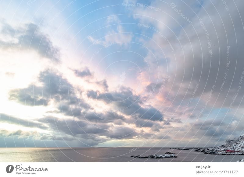 vom Sonnenaufgang angestrahlte Wolken über Reine auf den Lofoten Norwegen Insel Meer Himmel Weitwinkel Horizont Felsen Wasser Luft Winter Urlaub Reise Norden