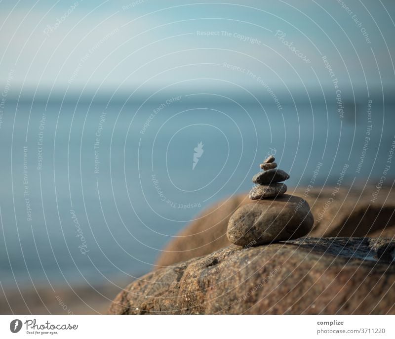 Steinmännchen am Meerchen stein Felsen Balance balancieren Steine Finnland Stapel Turm Bauwerk gebaute Struktur Zen Yoga