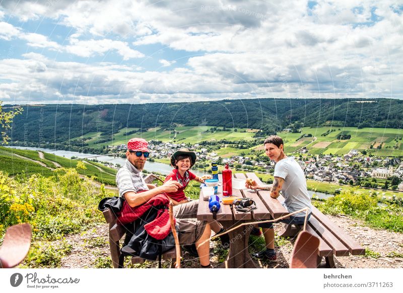 vorfreude | family quality time lachen Farbfoto Sympathie Vertrauen Urlaub Mann Frau Porträt Zusammenhalt papa mama Fröhlichkeit Freude Mutter Vater Sohn Kind