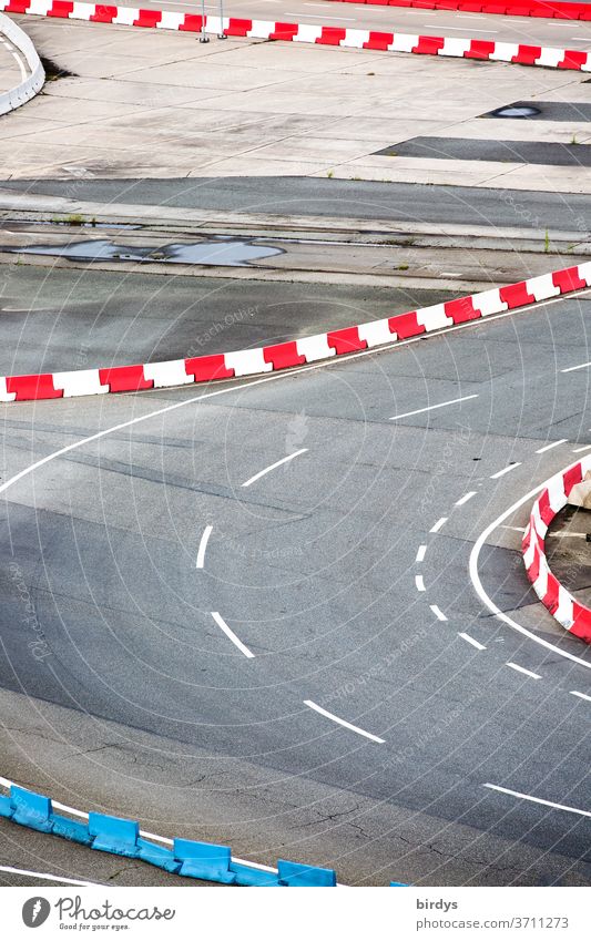 Kurve auf Fahrbahn mit rot-weißen Abgrenzungen,Linien Straße Fahrbahnbegrenzung Asphalt Transport Verkehr kurvig Linienführung Verkehrssicherheit Verkehrswege