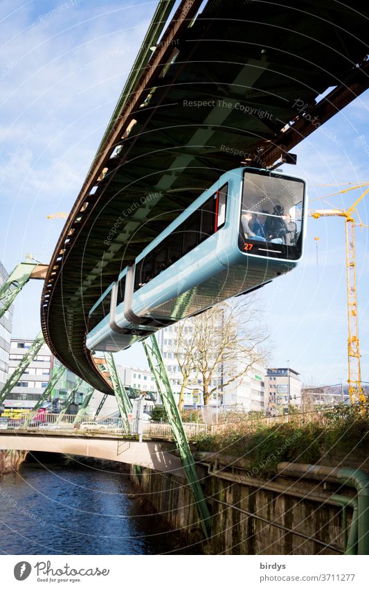 Wuppertaler Schwebebahn  , Einschienenhängebahn über der Wupper. Einschienenhängebahn, wupper Fluss ÖPNV Wasser Bahnverkehr außergewöhnlich historisch Stadt