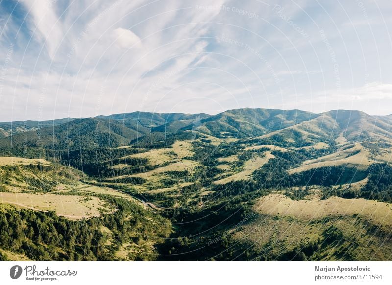 Luftaufnahme einer wunderschönen Bergkette von Zlatibor, Serbien oben Antenne Hintergrund Cloud Wolken Umwelt Europa Wald Gras grün hoch Wanderung wandern Hügel