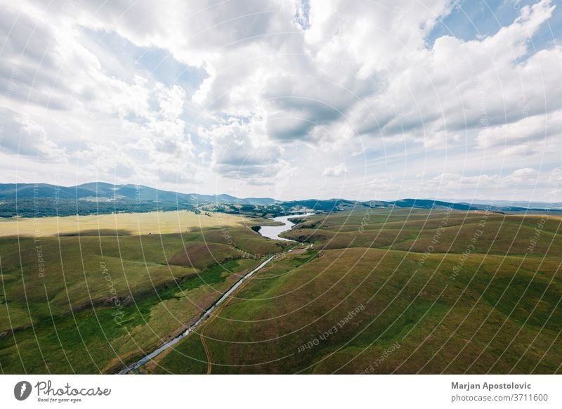 Luftaufnahme eines Ribnicko-Sees in Zlatibor, Serbien oben Antenne Hintergrund schön Cloud Wolken Land Landschaft Tag Umwelt Europa Feld fliegen Gras grün hoch