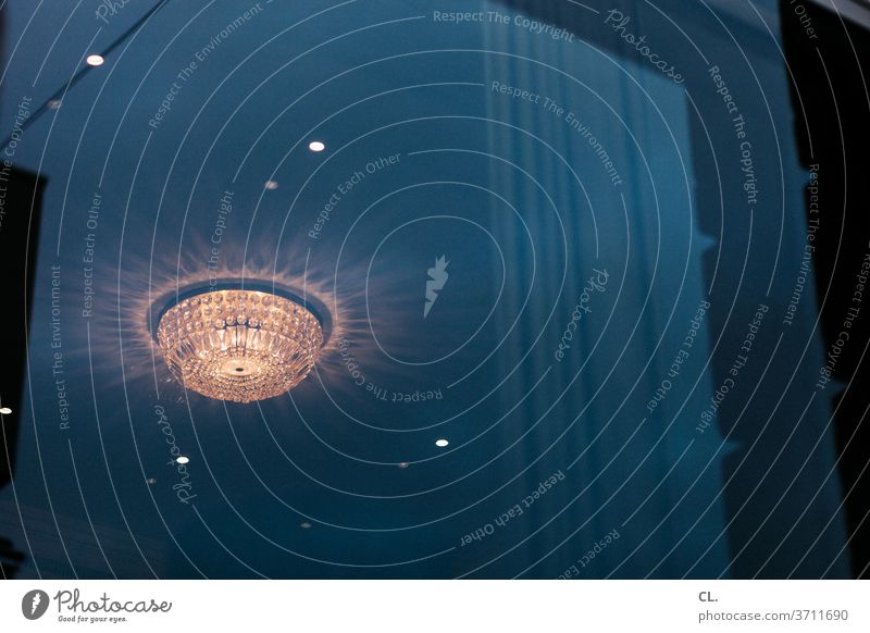 alle lampen an Lampe Licht Deckenlampe Fenster Reflexion & Spiegelung Fensterscheibe Gardine privat Beleuchtung Raum Wohnzimmer Lichterscheinung Lampenlicht