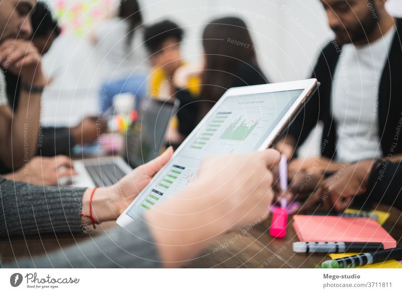 Geschäftsmann, der an einem digitalen Tablet arbeitet. Touchpad Technik & Technologie Tablette Business Information Anzeige berühren Person Idee Schriftstück