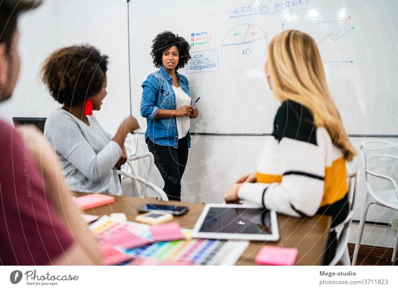 Managerin, die eine Brainstorming-Sitzung leitet. planen Business forschen Mitarbeiter Beruf Zusammenarbeit Blei Tagung Führung professionell Lösung Ideen