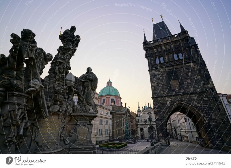 Blick von der Karlsbrücke in Richtung Prager Altstadt am Morgen Brücke Statue Skulptur König Kaiser Möwe Lachmöwe Kopfbedeckung Kirche Schwache Tiefenschärfe