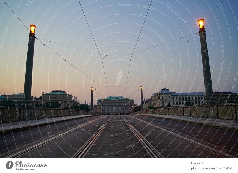 Manes-Brücke in Prag bei Sonnenaufgang Perspektive Laterne Straßenlaterne Tschechien tschechisch Altstadt Morgen Morgendämmerung morgenlicht Außenaufnahme Stadt