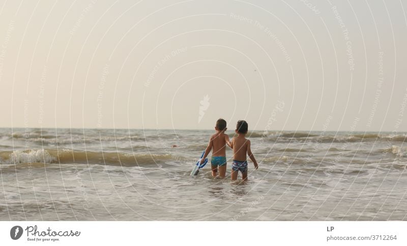 Freunde, die sich beim Gehen im Wasser an den Händen halten Freundlichkeit Freundschaft Zusammensein Zusammengehörigkeitsgefühl Geschwister Anschluss Führung