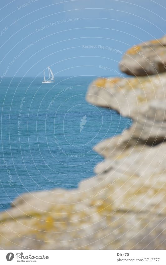 Segelboot in der Bretagne Segeln Wasser Wasserfahrzeug Meer Himmel See Schifffahrt Sommer Ferien & Urlaub & Reisen Wassersport Jacht Farbfoto Horizont Erholung