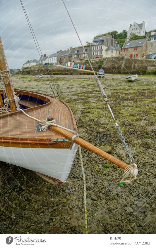 Ein Segelboot, bei Ebbe trockengefallen im Hafen von Le Conquet in der Bretagne Außenaufnahme Schifffahrt Farbfoto Hafenstadt Tag Wasserfahrzeug Meer Gezeiten