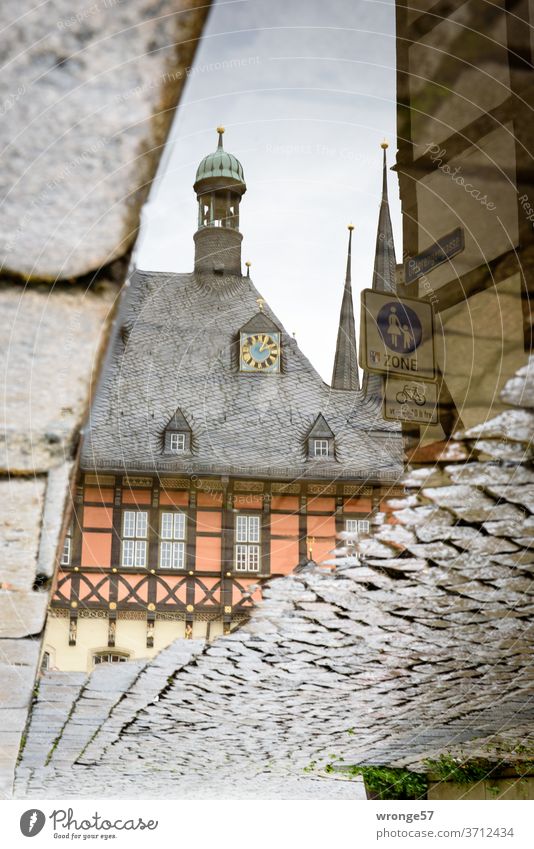 Spiegelung des Wernigeröder Rathauses in einer Regenpfütze Spiegelbild Pfütze Kopfsteinpflaster Regennass Reflexion & Spiegelung Wasser Außenaufnahme Farbfoto