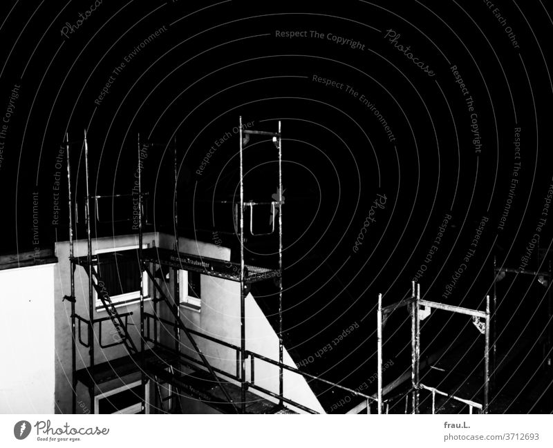 Kaum stand das schöne Gerüst an der Hausfassade, schon gab es einen nächtlichen Blitzkontakt. Nacht Fenster Baugerüst Gebäude Wand Stadt Sanierung